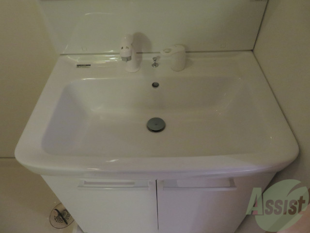 洗面設備　洗面台はこちらシャンプードレッサー付きになりますね