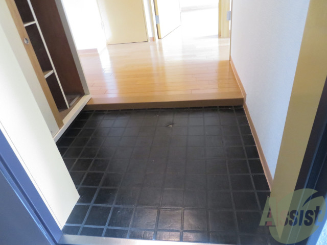 玄関　玄関はこちら広々として沢山の荷物を持っても入れますね