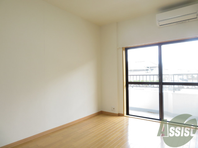 居室・リビング　こちらは９．５帖の広々としたフローリングのお部屋です