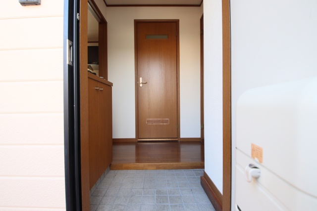 玄関　※同建物内別室の参考写真です、内装が異なる場合がございます