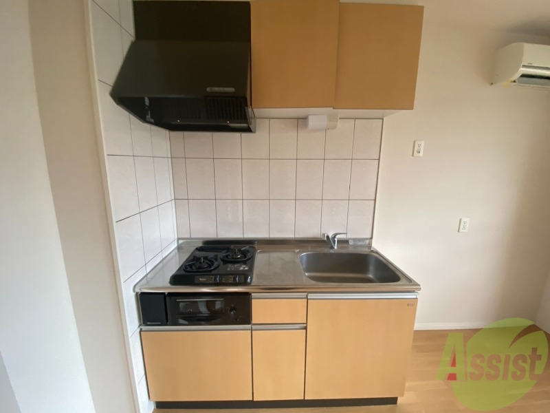 エントランス　キッチンの上には棚があり沢山収納できますよ～