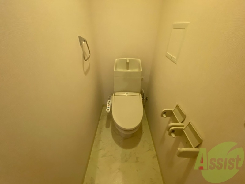 トイレ　温水洗浄便座なので快適に使用できそうですね。