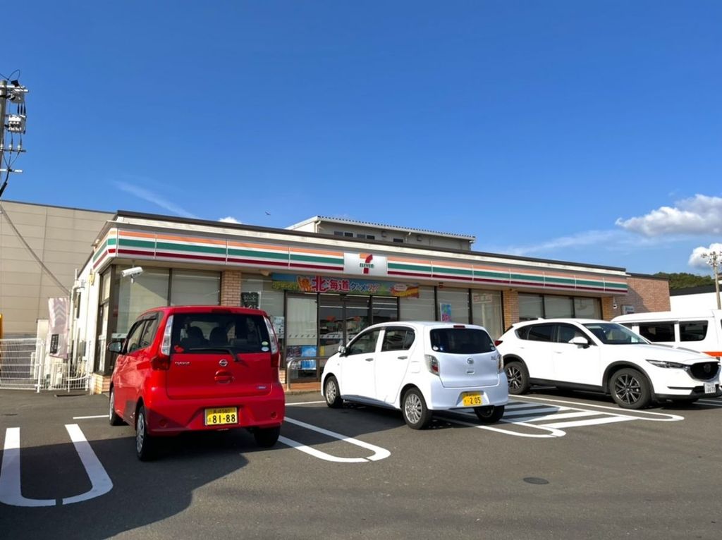 コンビニ　セブンイレブン長崎京泊店（コンビニ）まで690m