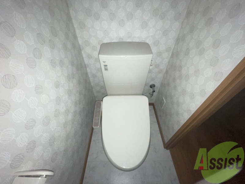 トイレ　温水洗浄便座なので快適に使用できそうですね。