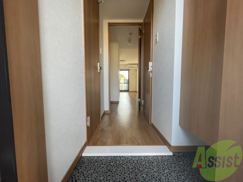 玄関　玄関から撮影しました。敷居が高くなくて安心ですね。