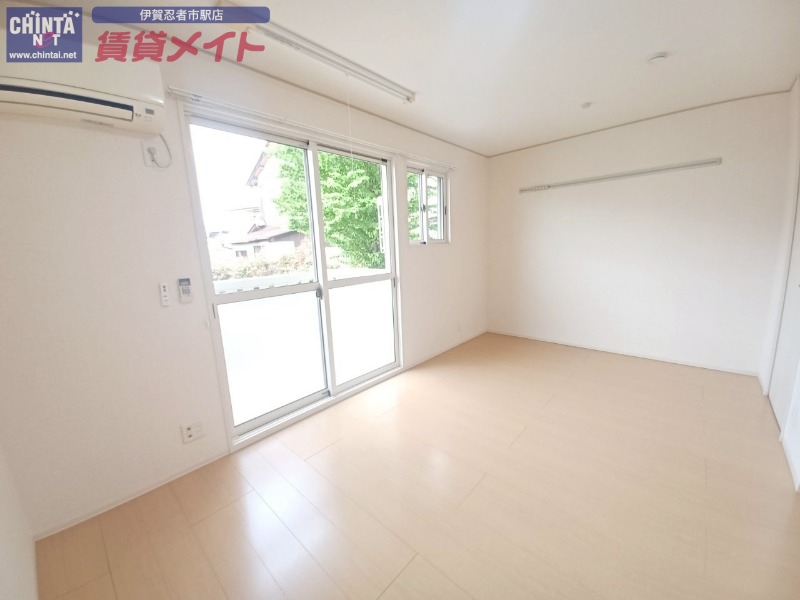 居室・リビング　同物件別室写真