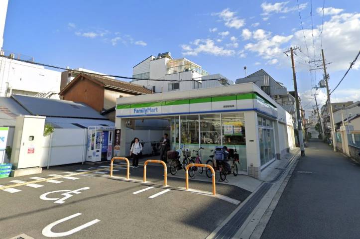 コンビニ　ファミリーマート（コンビニ）まで821m