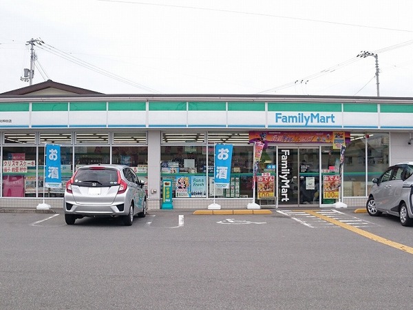 コンビニ　ファミリーマート高知神田店（コンビニ）まで402m