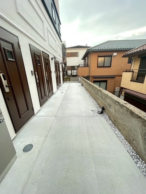 建物外観　玄関前