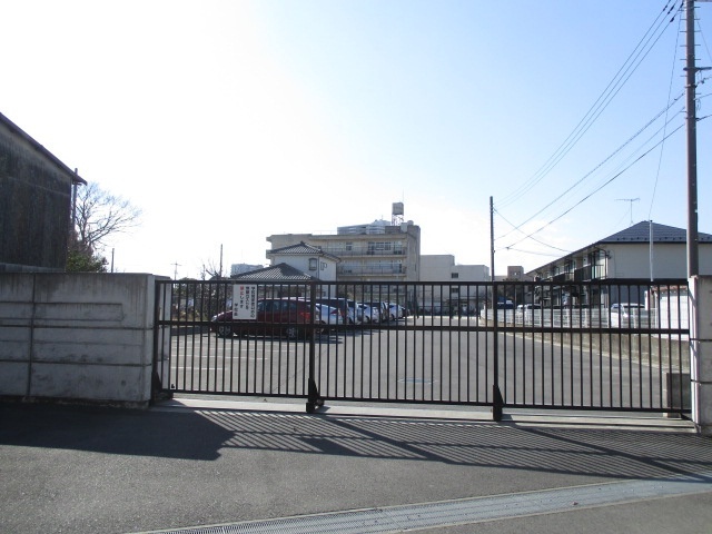 小学校　草加市立瀬崎小学校（小学校）まで736m