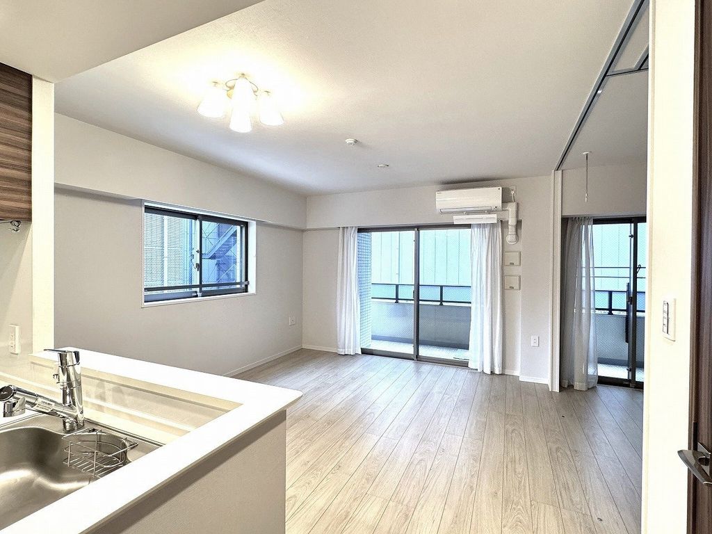 居室・リビング　LD  約12.1帖・洋室　約４.５帖・キッチン約3.1帖