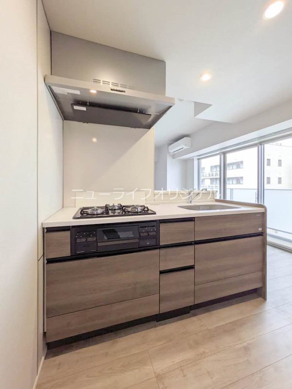 キッチン　インテリアのアクセントにもなる天板人造大理石採用のシステムキ