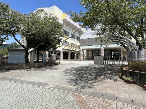 中学校　久留米市立高牟礼中学校（中学校）まで683m