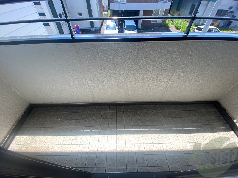 バルコニー　バルコニーは幅があり、広い印象を受けました。