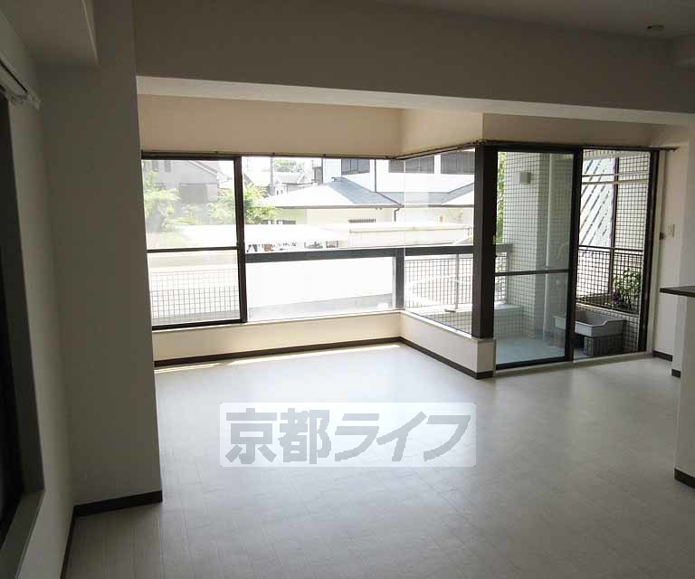 居室・リビング　日当たりのいい広々としたお部屋です！