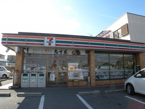 コンビニ　セブンイレブン　三木自由が丘店（コンビニ）まで588m