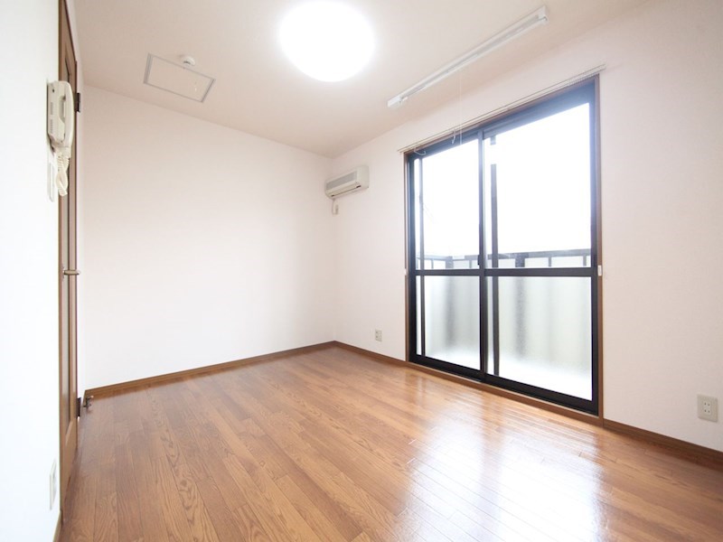 バルコニー　洋室6.5帖　エアコン完備　バルコニー