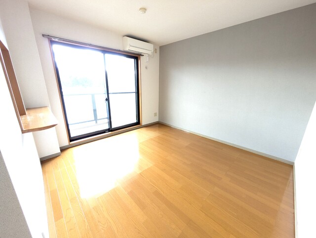 居室・リビング　１０．３帖の南向きのリビングです★