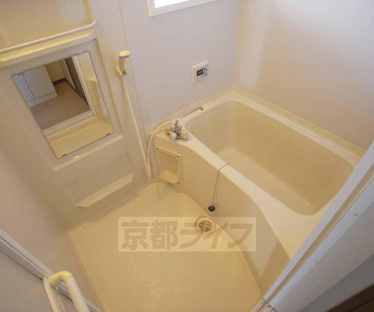 バス・シャワールーム　シャワー、鏡付きの便利なお風呂です。