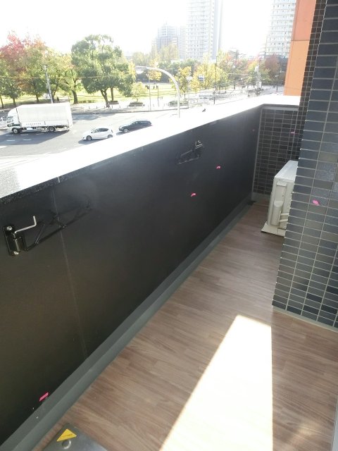 バルコニー　同物件別号室の写真です。