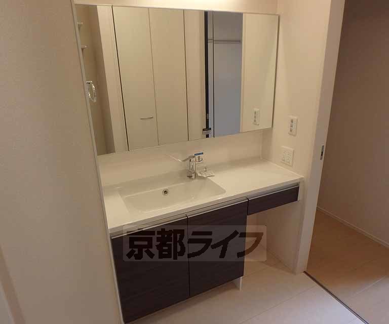 洗面設備　オシャレな洗面台です。