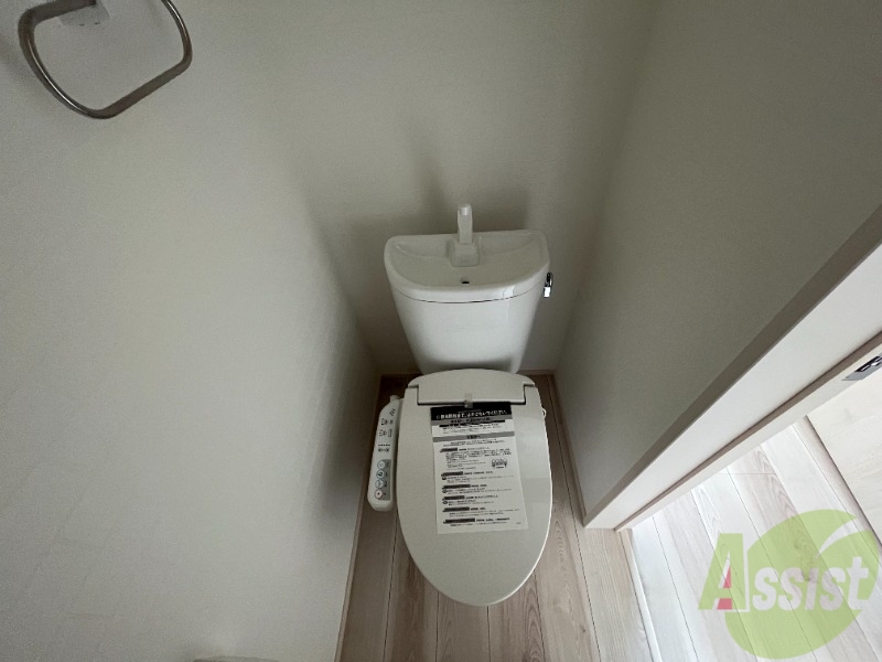 トイレ　こちらは温水洗浄便座付きのお手洗いになります