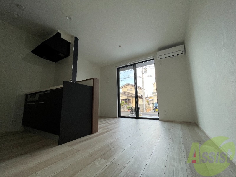 居室・リビング　９帖のリビングは広くて家具のレイアウトも迷いますね