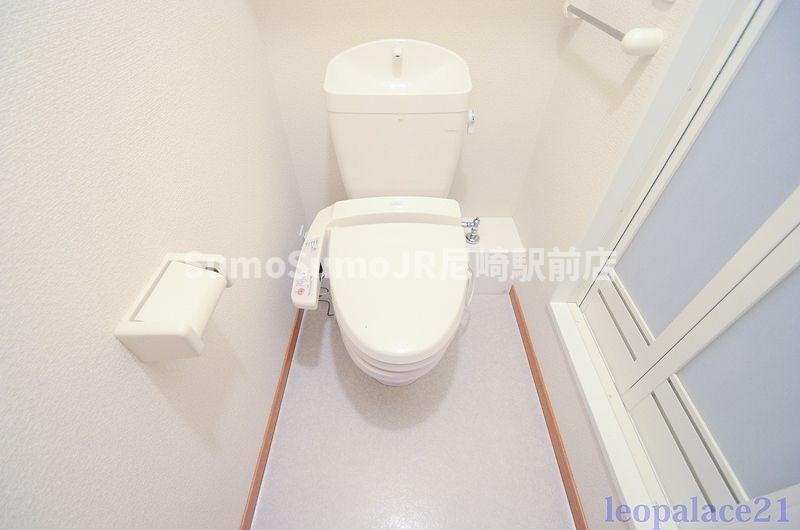 トイレ　落ち着いた色調のトイレです