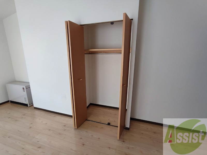 収納　こちらの収納にはハンガーをかけて服もしまえますね。