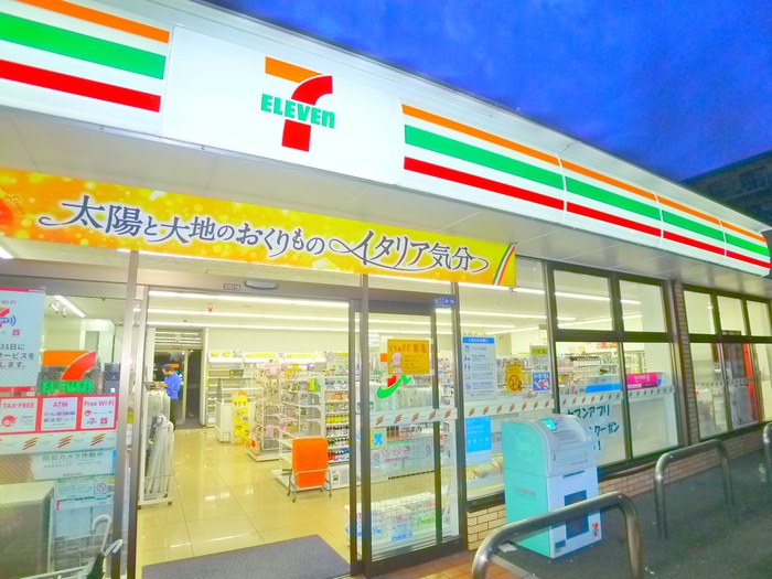 コンビニ　セブンイレブン（コンビニ）まで740m