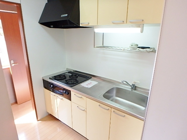 キッチン　３口ガスコンロ・グリル付きのキッチン