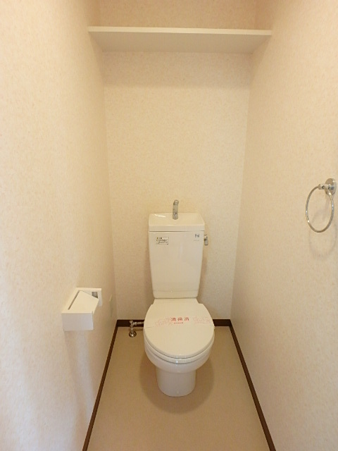 トイレ　トイレ上部には棚があります