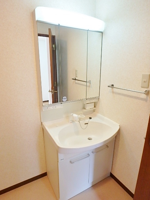 洗面設備　便利な洗髪洗面化粧台