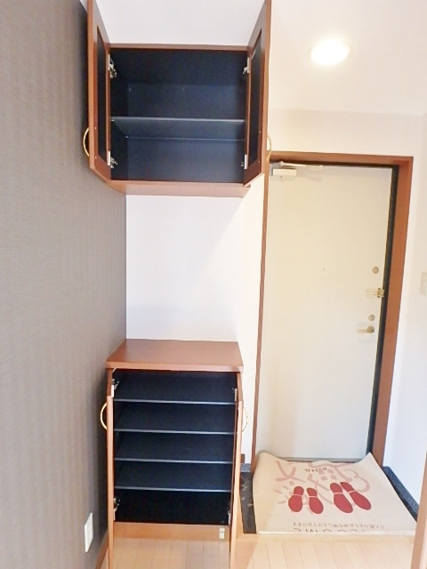 玄関　玄関には上下２ヶ所の下駄箱があります