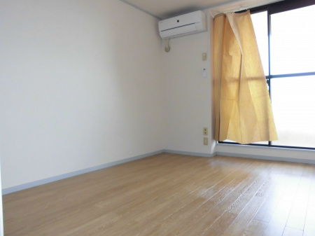 居室・リビング　同建物の別室の物となります。