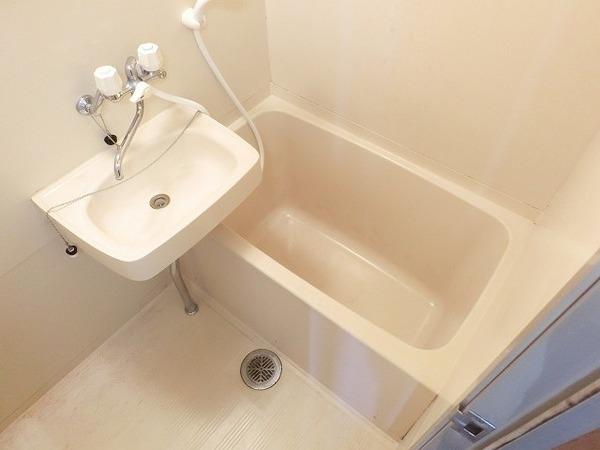 バス・シャワールーム　キレイにリフォームされています！