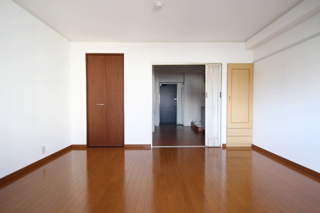 居室・リビング　同物件、別号室のものです。