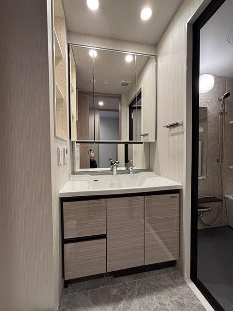 洗面設備　三面収納の洗面台