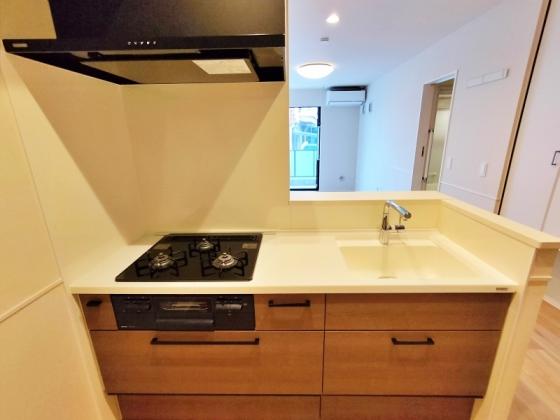 キッチン　システムキッチン３口グリル付で毎日のお料理に重宝します♪