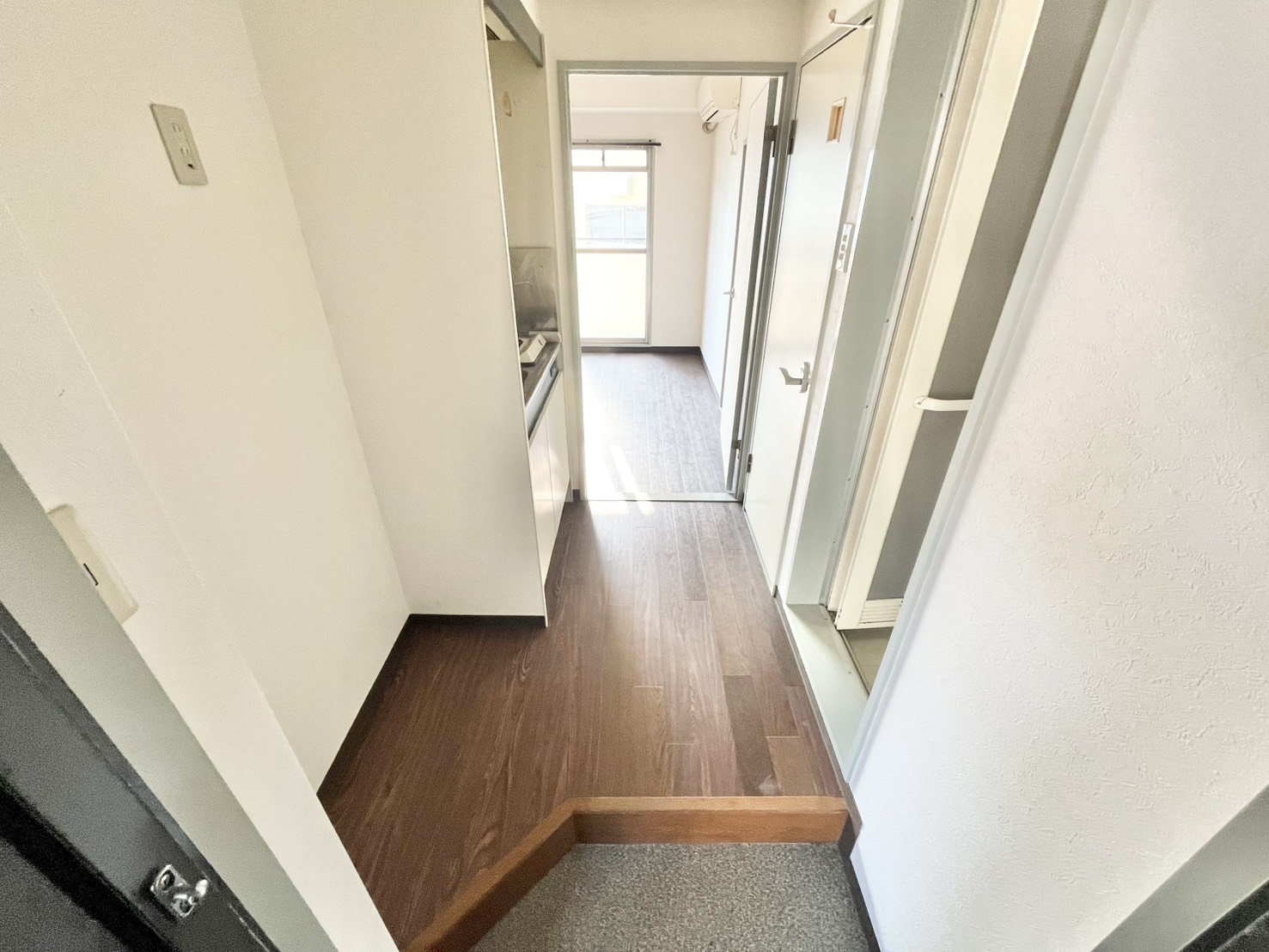 玄関　当店管理物件につき、内覧希望はアパマンショップ上新庄店まで！