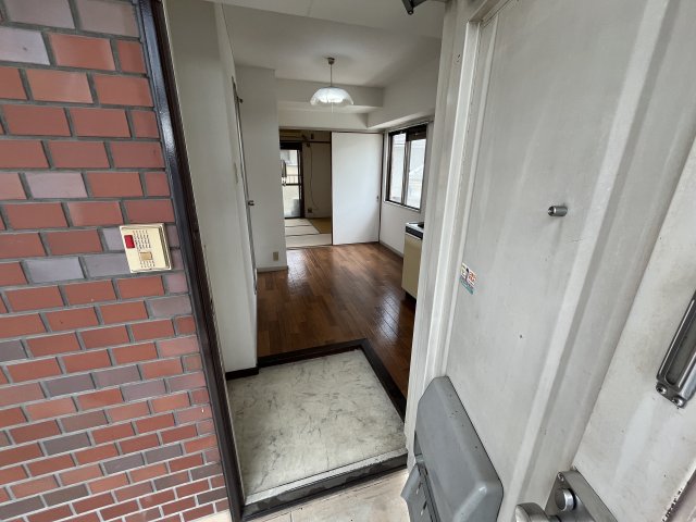 玄関　イメージとして同マンション他部屋を表示しています