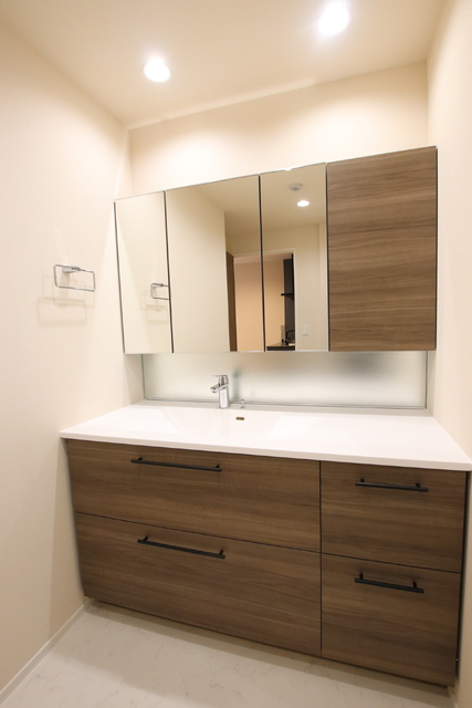 洗面設備　忙しい朝も嬉し広々独立洗面台◎