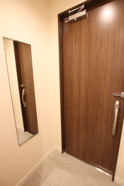 玄関　玄関まわり　鏡もあって外出前に身だしなみチェックできます♪