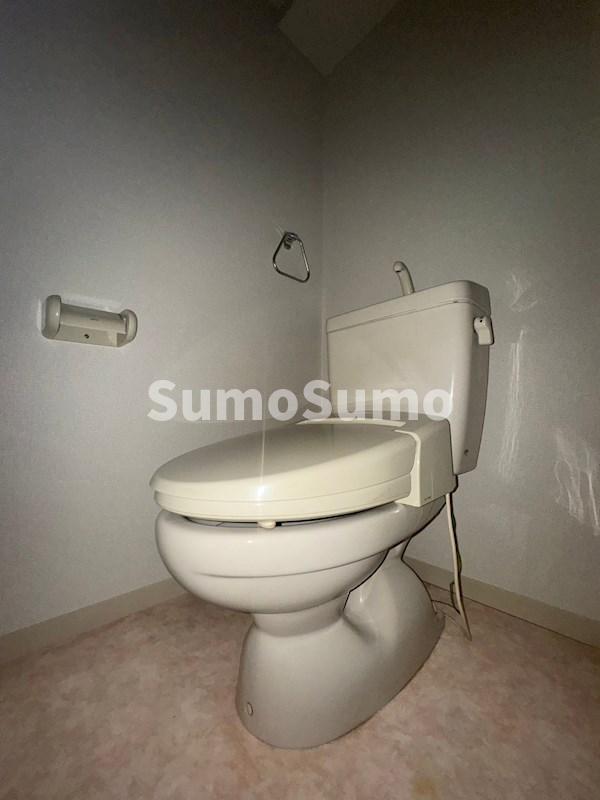 トイレ　落ち着いた色調のトイレです