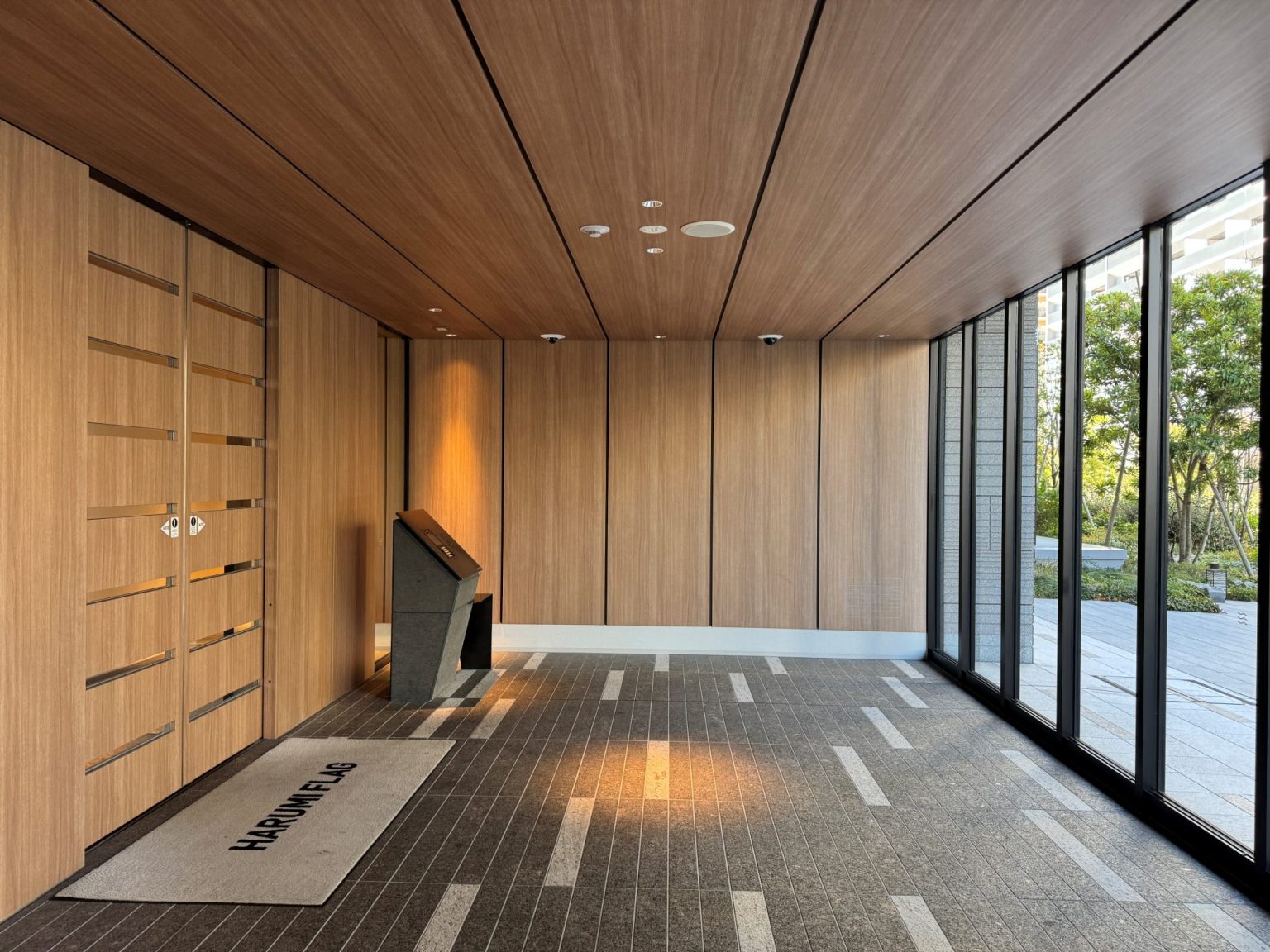 コンビニ　セブンイレブン三田国際ビル店（コンビニ）まで339m