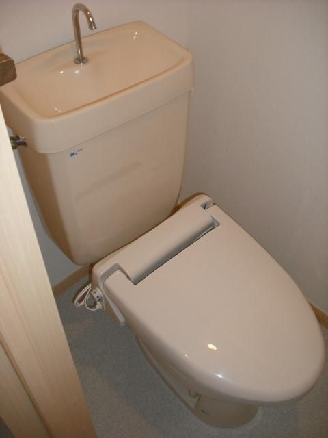 トイレ　ウォシュレット機能も付いてます。