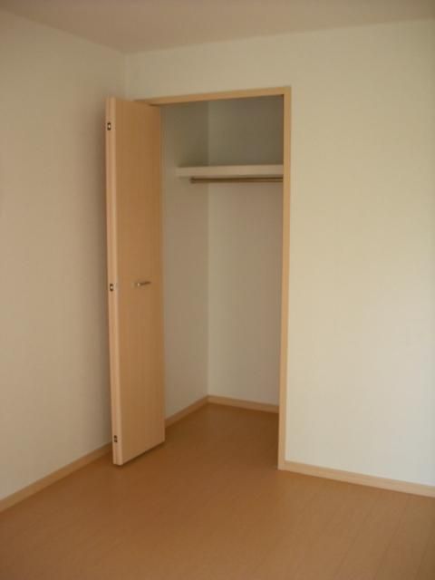 収納　場所をとらない折戸タイプの収納。