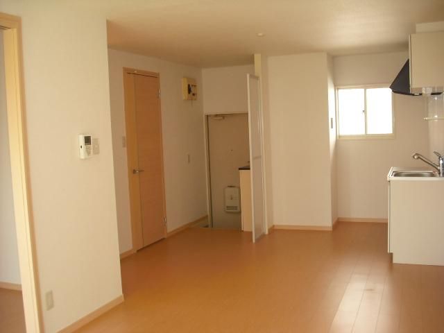 居室・リビング　キッチン側にも窓があり明るい印象です。