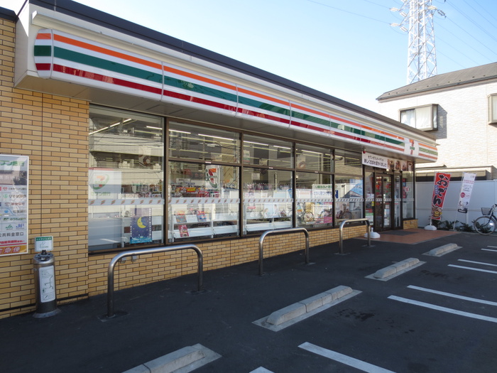 コンビニ　セブンイレブン（コンビニ）まで111m
