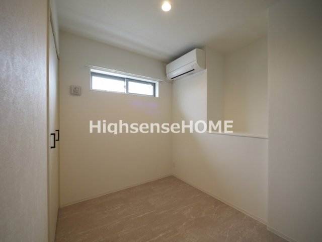 居室・リビング　落ち着いた色調の洋室です